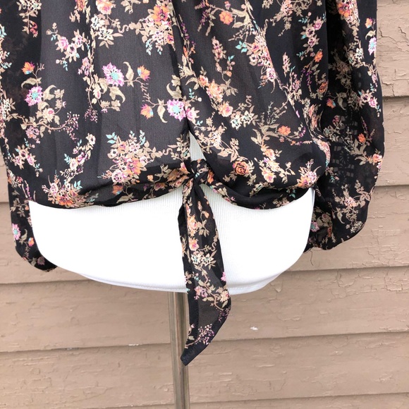 ☀️☀️☀️ 4/$20 American Rag floral boho top! - Picture 3 of 8